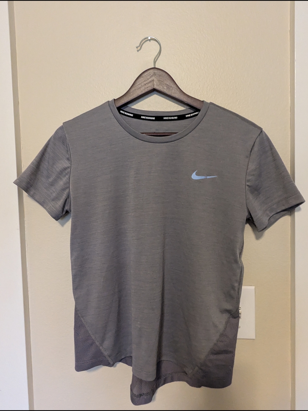 Nike Women’s Short-Sleeve Crew Tee in Gray Small